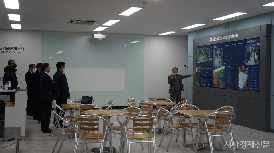 광운인공지능고 관계자들이 서울정수캠퍼스 ‘인공지능응용개발센터’의 주요 교육 시스템에 대해 청취하고 있다. 사진=원금희 기자