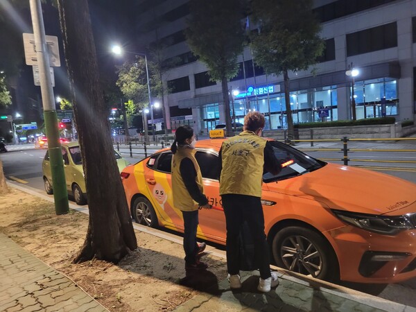 명절연휴 심야 택시 불법영업 단속 모습.사진=서초구청