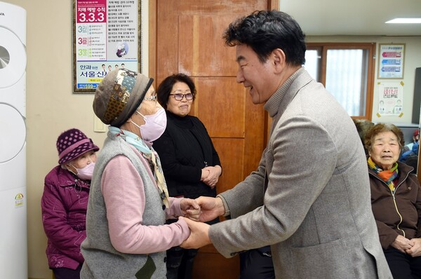 김동근 의정부 안말 경로당 방문 어르신들에게 안부 인사 모습.사진=의정부시청