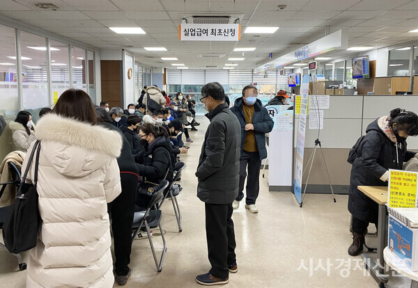 지난 4일 서울관악고용복지센터에 실업급여를 신청하기 위해 방문한 시민들 사진=원금희 기자