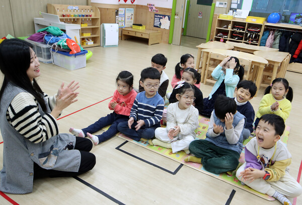 광주 북구청 직장어린이집에서 아이들이 수업을 받고 있다. 사진=연합뉴스