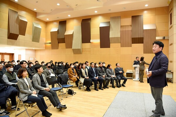 김동근 의정부시장 '2월 미래가치 공유의날' 통해  문화 주제로 직원들과 소통 모습.사진=의정부시청