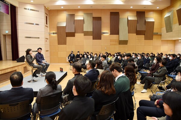 김동근 의정부시장 '2월 미래가치 공유의날' 통해 문화 주제로 직원들과 소통 모습.사진=의정부시청