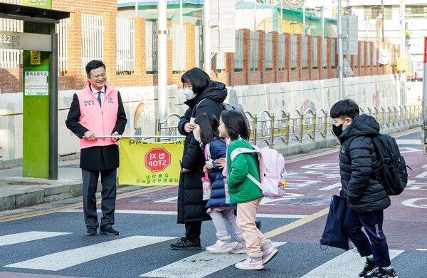 김태우 구청장이 학교 앞에서 아이들을 인솔하고 있다. 사진=강서구