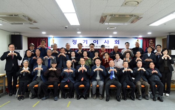 김동근(앞줄 우측 5번째) 의정부시장 대한노인회 의정부시지회 정기이사회 참석 기념촬영 모습.사진=의정부시청