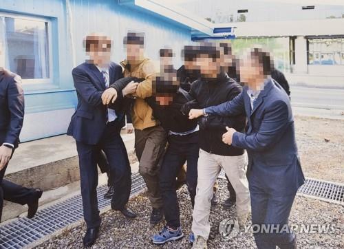 통일부는 지난 2019년 11월 판문점에서 탈북어민 2명을 북한으로 송환하던 당시 촬영한 사진을 12일 공개했다. 사진=연합뉴스
