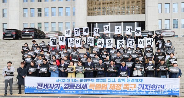 손피켓 들어보이는 참가자들. 사진=김주현 기자