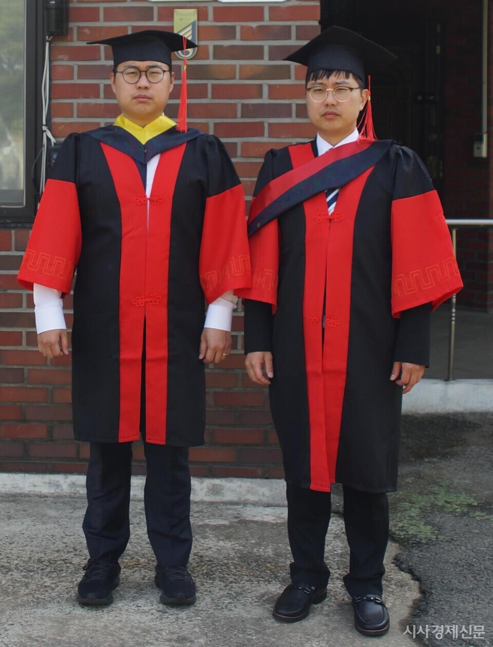 From left, Jeong In-gi, traditional metallurgy, and Jeong Min-ki, social welfare management. Photo by Won Geum-hee. 좌측부터 전통금속학 부문 정인기, 사회복지경영학 부문 정민기. 사진=원금희 기자 