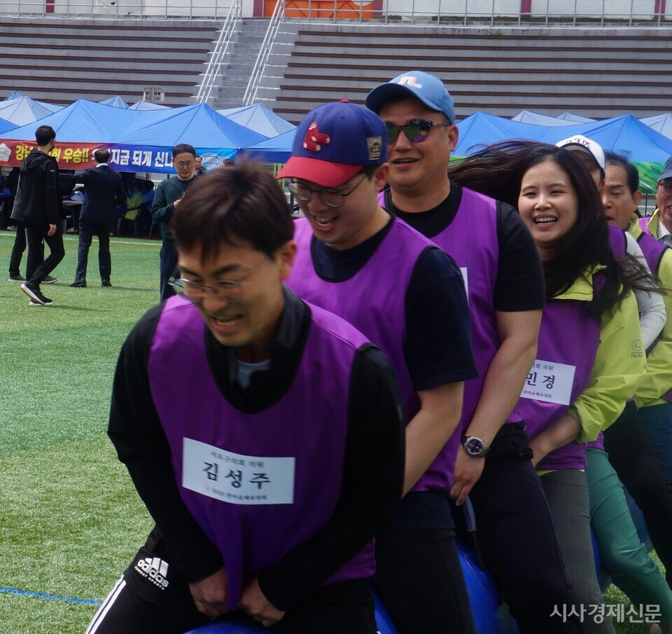 서초구의회 의원들의 경기 모습. 사진=서아론 기자
