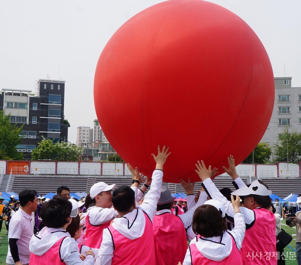 양천구의회 의원들이 협동 공튀기기 경기를 하고 있다. 사진=서아론 기자