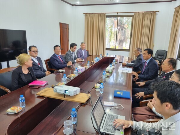 A signing ceremony took place between the delegation from Goyang City Sports Council, led by Chairman Ahn Un-seop, and the National Olympic Committee of Laos, also known as the Laos International Olympic Committee. Photo: Journalist Kang Seok-hwan.