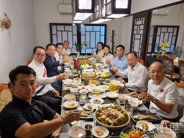 Officials, including the Chairman of the National Olympic Committee of Laos, along with executives, visited Vientiane from the Goyang City Sports Council's overseas sports exchange delegation. Both parties had a luncheon and a reciprocal dinner together. The photograph was taken by journalist Kang Seok-hwan.