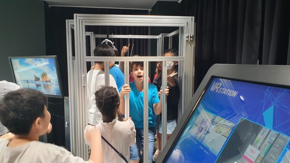 지난 7일, 정수캠퍼스 3공학관 메타버스콘텐츠학과에서 꿈드림공작소 교육에 참여한 초등학생들이 AR/VR 체험활동을 하고 있다. 사진=정수캠퍼스