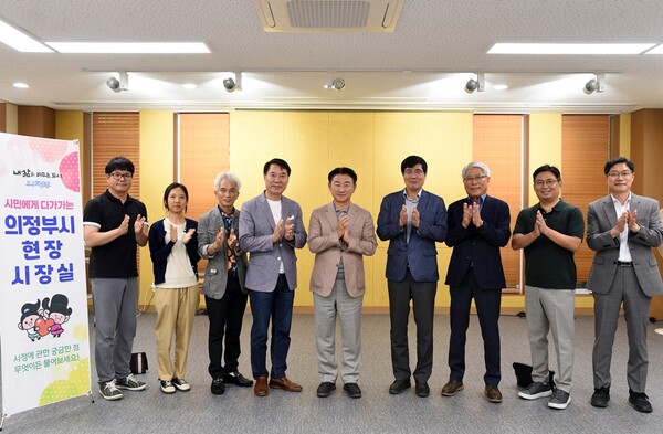 김동현(가운데) 의정부시청 현장시장실 용현산업단지 기업인들과 기념촬영 모습.사진=의정부시청