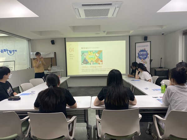 성북구 청소년들이 로컬인유스 프로그램에 참여해 설명을 듣는 모습. 사진=성북구