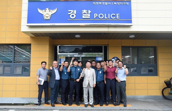 김동근 의정부시장 녹양지구대 영웅들과 기념촬영 모습.사진=의정부시청