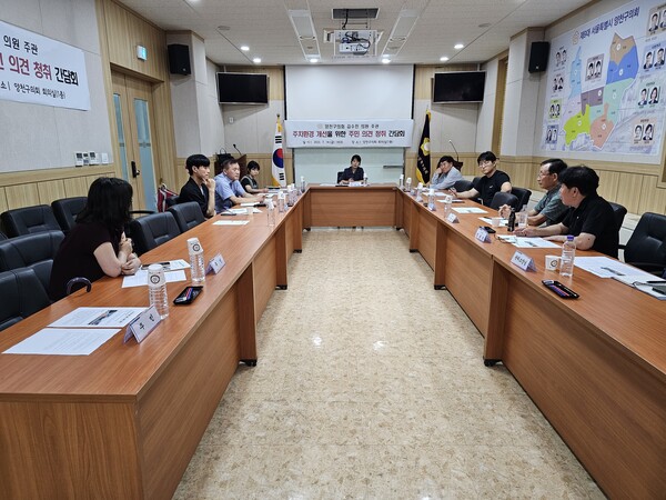 김 의원은 지난 14일  구의회 회의실에서 주차환경 개선을 위한 간담회를 통해 주민들의 의견을 청취하고 구청 관계 공무원들과 함께 해결 방안을 논의했다. 사진=양천구의회 김수진 의원