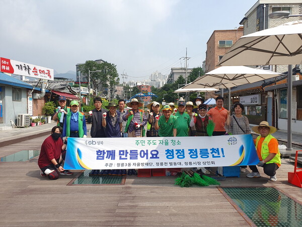지난 20일에도 어김없이 정릉3동 주민들과 단체원들이 모여 정릉천과 산책로 구석구석을 청소했다. 사진=성북구