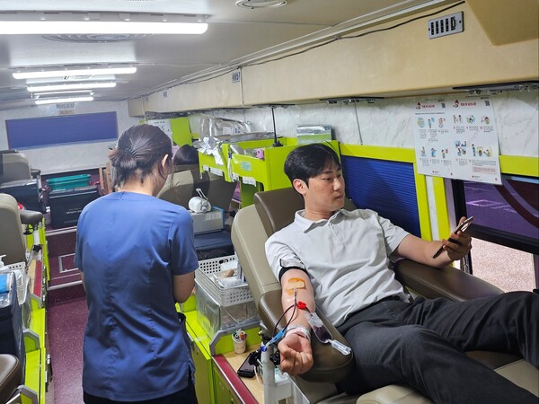 양천구시설관리공단은 지난 23일 대한적십자사 서울지사와 연계하여 혈액확보를 위한 ‘생명나눔 사랑의 헌혈’을 실시했다. 한 직원이 헌혈을 하고 있다. 사진=양천구시설관리공단