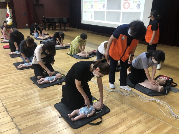 23일 어린이이용시설 종사자 안전교육 중 심폐소생술 실습하는 모습. 사진=동대문구