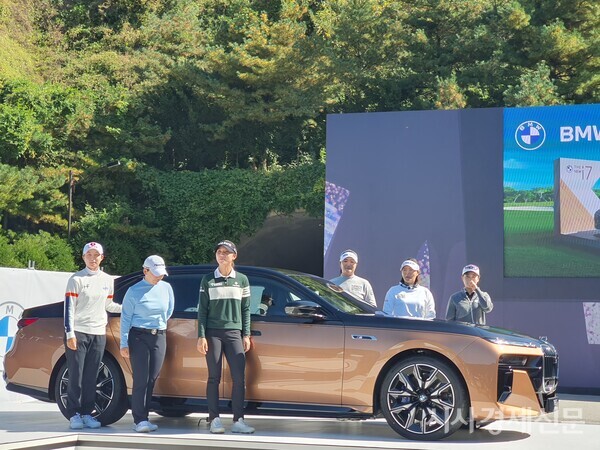 서원밸리 CC에서 열린 미국여자프로골프(LPGA) 투어 BMW 레이디스 챔피언십 기자회견 포토콜에서 참가선수들이 BMW 자동차 앞에서 기념촬영하고 있다. 사진=강석환 취재기자