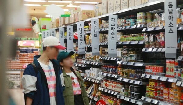 서울의 한 대형마트에서 시민들이 장을 보고 있다. 사진-연합뉴스