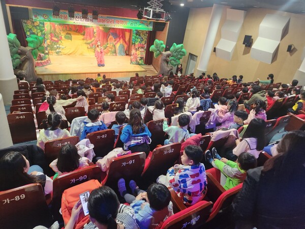 지난달 25~27일 의약품 안전사용 어린이 인형극 '미운오리 꽉꽉이'를 어린이집, 유치원 어린이 1,500명이 관람했다. 사진=강북구