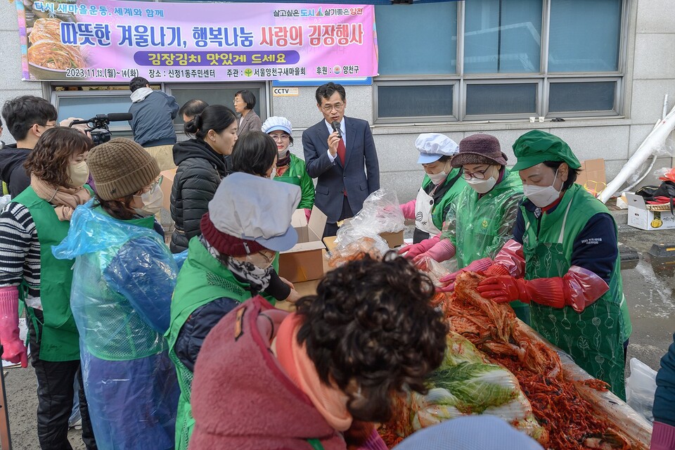 양천구 새마을부녀회 ‘소외계층 김장행사’ 현장을 찾은 이기재 구청장. 사진=양천구