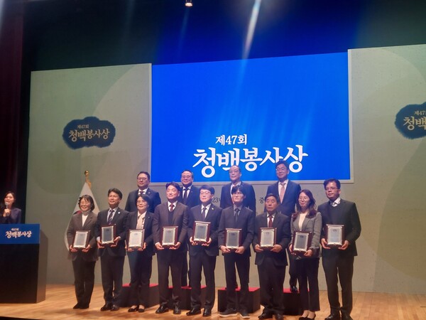 장혜영 주무관(아랫줄 우측 두 번째)이 청백봉사상 수상자들과 함께 기념사진을 촬영하고 있다.