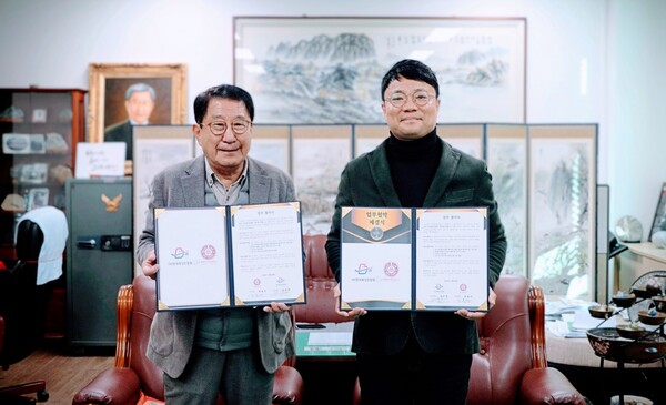 업무협약을 마친 송용원 이사장(왼쪽)과 김주영 이사장(오른쪽)