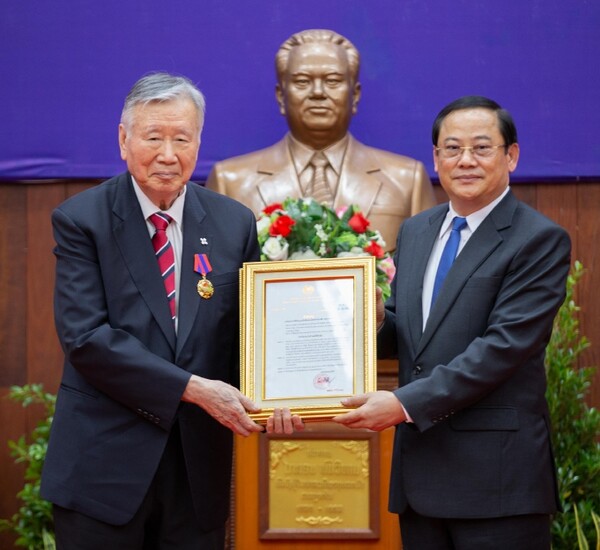 라오스 손싸이 시판돈 총리로부터(사진 오른쪽) 명예시민권을 수여받았다, 사진=부영그룹