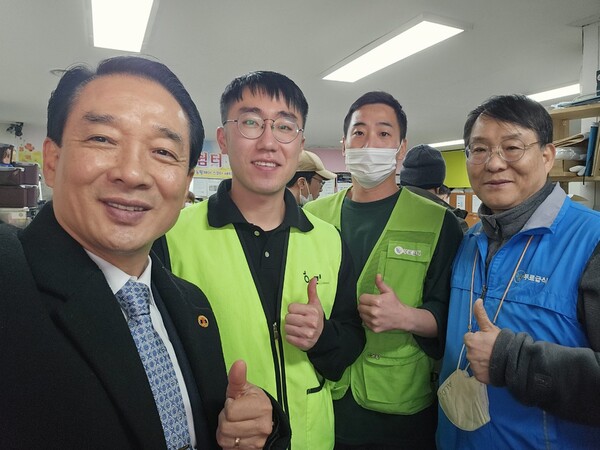 사진=한국다선문인협회 김승호 회장(맨 왼쪽)과 봉사자들