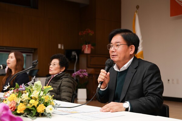 지난 4일 오후 '구청장과 함께하는 합정동 소통데이'에서 박강수 구청장이 주민과 대화를 나누고 있다. 사진=마포구