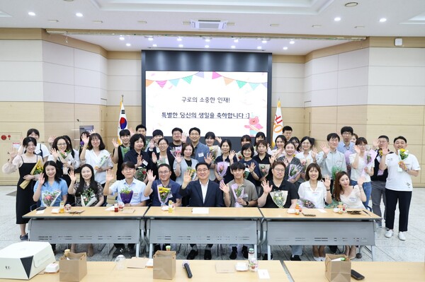 문헌일 구청장(아랫줄 가운데)이 직원들과의 소통을 위해 생일파티 개최했다.사진=구로구
