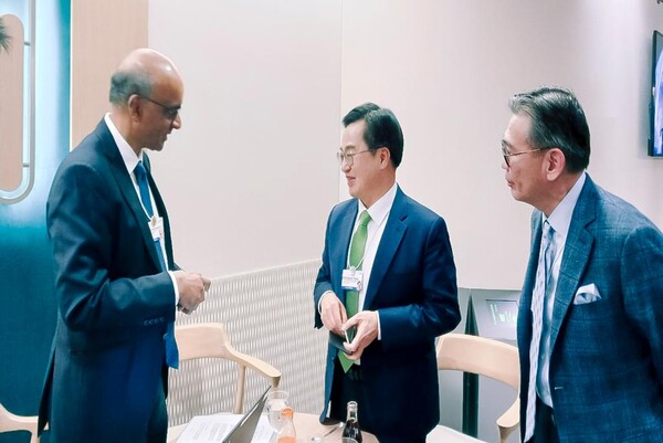 타르만 샨무가라트남 싱가포르 대통령과 조세핀 테오 통신정보부 장관을 만나고 있는 김동연 도지사.  사진제공=경기도