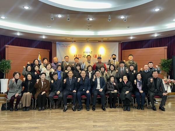 박형덕 동두천시장 생연1동 2024년 시민과의 대화 참석자들과 기념촬영 모습.사진=동두천시청
