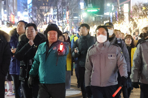 박강수 마포구청장이 임성순 마포경찰서장, 마포구 공무원 등과 함께 홍대 레드로드에서 안전 점검을 펼치고 있다. 사진=마포구