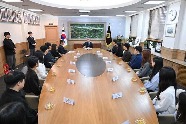 김현기 서울시의회 의장 제4개 대학생 인턴들과 간담회 모습.사진=서울시의회