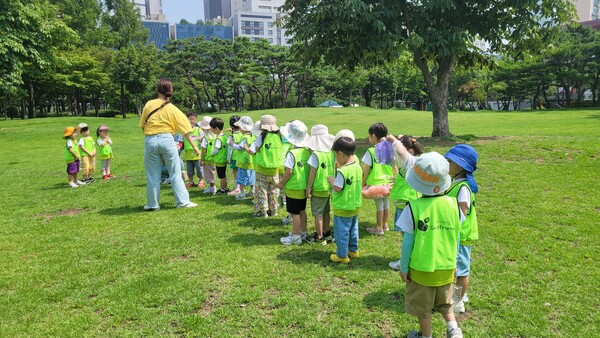 유아숲 체험원 참여한 어린이들 모습. 사진=영등포구
