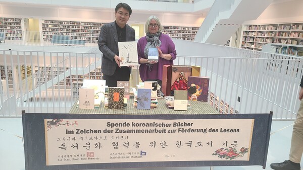 오승록 구청장이 노원구와 슈투트가르트 도서관의 ‘독서문화 협력을 위한 한국도서 기증식’ 현장에서 기념 촬영을 하고 있다. 사진=노원구