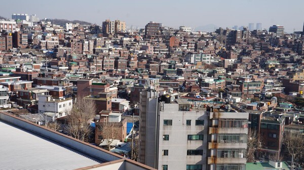 금리와 전세사기 여파로 전세 기피 현상이 심해지면서 서울 소재 연립·다세대 주택(빌라) 전세 거래 중 매매가 대비 전세가 비율(전세가율)이 80%를 넘는 거래 비중이 크게 줄어든 것으로 나타났다. 서울의 한 주택가 전경. 사진=원금희 기자