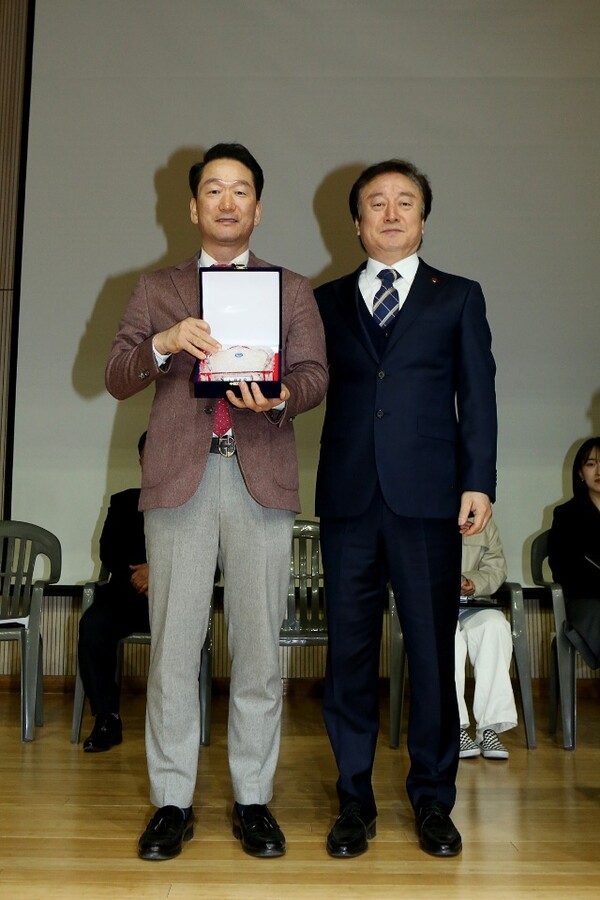 김태수 의원이 4일 남대문중학교 신입생 입학식에서 감사패를 수여받았다. 사진=서울시의회