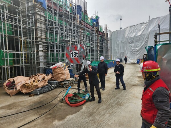 강북구 관계자들이 해빙기를 맞아 건축공사장 안전점검을 하고 있다. 사진=강북구