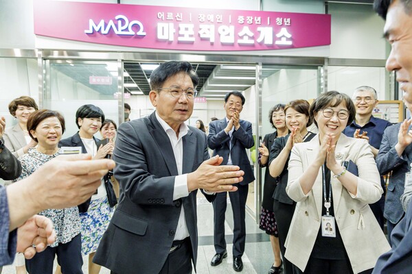 지난해 마포직업소개소 개소식이 열려 박강수 마포구청장 외 참석자들이 축하하고 있다. 사진=마포구