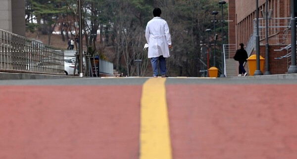 전공의 집단이탈이 2주째 이어진 4일 대구 한 대학병원에서 의료진이 이동하고 있다. 사진=연합뉴스