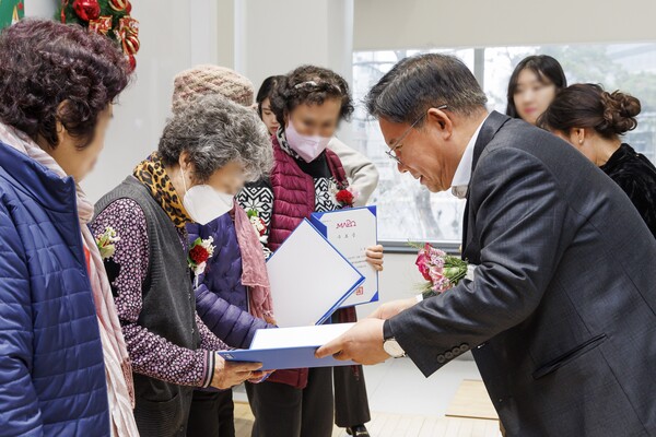 지난해 12월 열린 마포학교 종업식에서 박강수 마포구청장이 어르신에게 수료증을 전달하고 있다. 사진=마포구