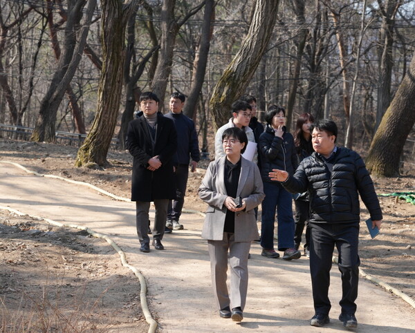 이순희 강북구청장이 지난 21일 북한산 체험숲속 쉼터 개장 전 현장을 찾아 산책로를 점검하고 있다. 사진=강북구