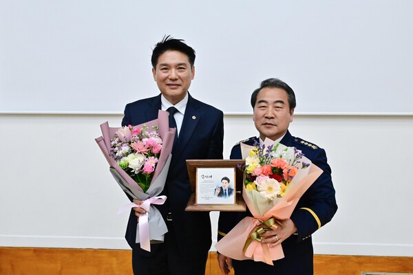 강남소방서 의용소방대로부터 감사패를 받은 김길영 의원. 사진=서울시의회