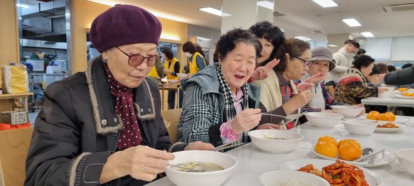 사회복지법인 유니월드는 설날을 맞아 등촌3동희망드림단과 함께 지역사회 사할린어르신 및 경로당 어르신들을 위한 떡국 나눔 행사를 가졌다. 사진=유니월드