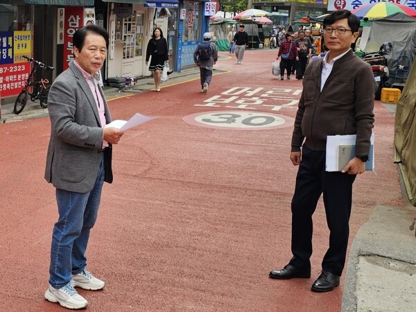 강북구의회 노윤상 의원이 영훈초등학교 정문과 후문의 현장을 찾았다. 사진=강북구의회